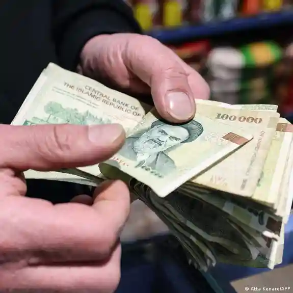 Moneda de Irán alcanza mínimo histórico y comienza la inflación 