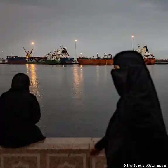 Irán autoriza tránsito de buques con ayuda a través de Ormuz