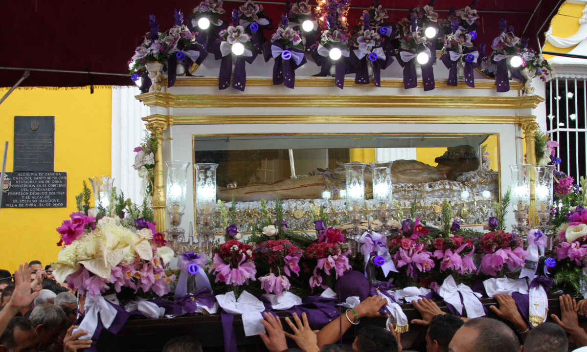 Fieles acompañaron al Santo Sepulcro de Villa de Cura en gran demostración de fe