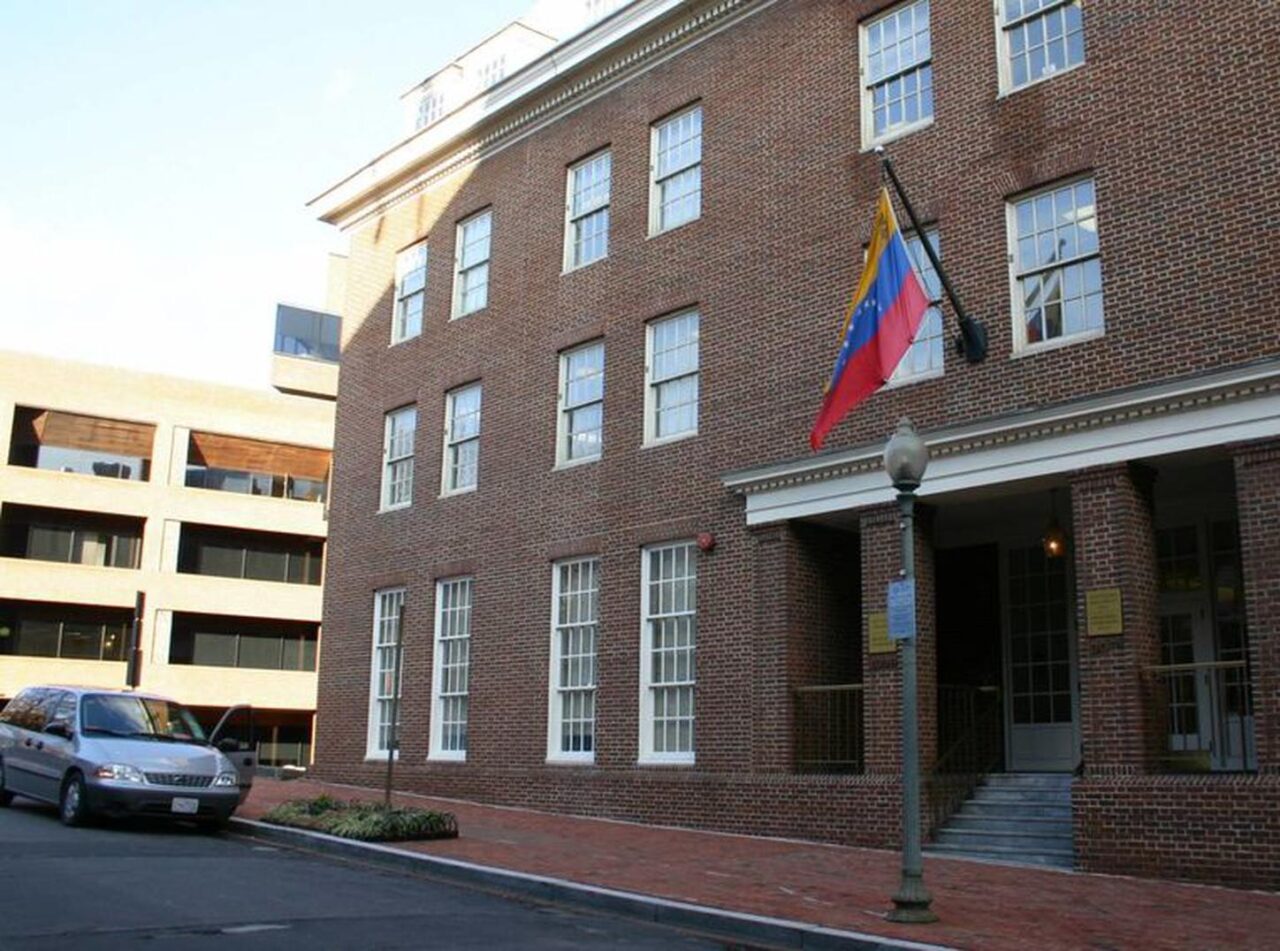 Venezuela restaura su embajada en Washington 
