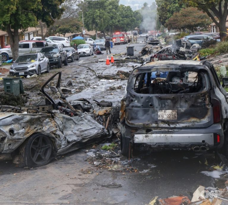 Dos muertos al caer avioneta en una zona residencial