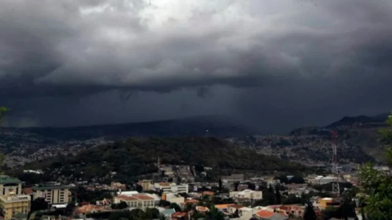 Inameh prevé manto nuboso con lluvias o chubascos y llegada de onda tropical número 19