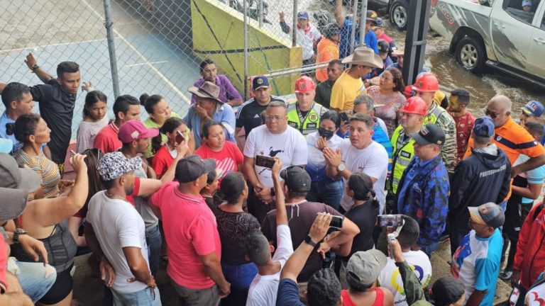 Atienden integralmente a familias afectadas por las lluvias en Guayabal