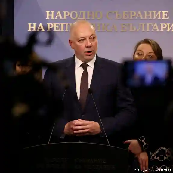 Dimite primer ministro de Bulgaria tras semanas de protestas